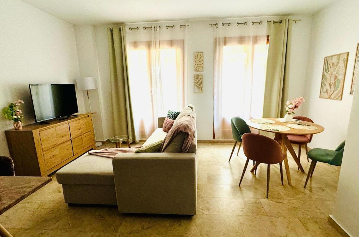 Abat 1 Cool & Wide Flat Next To The Cathedral *